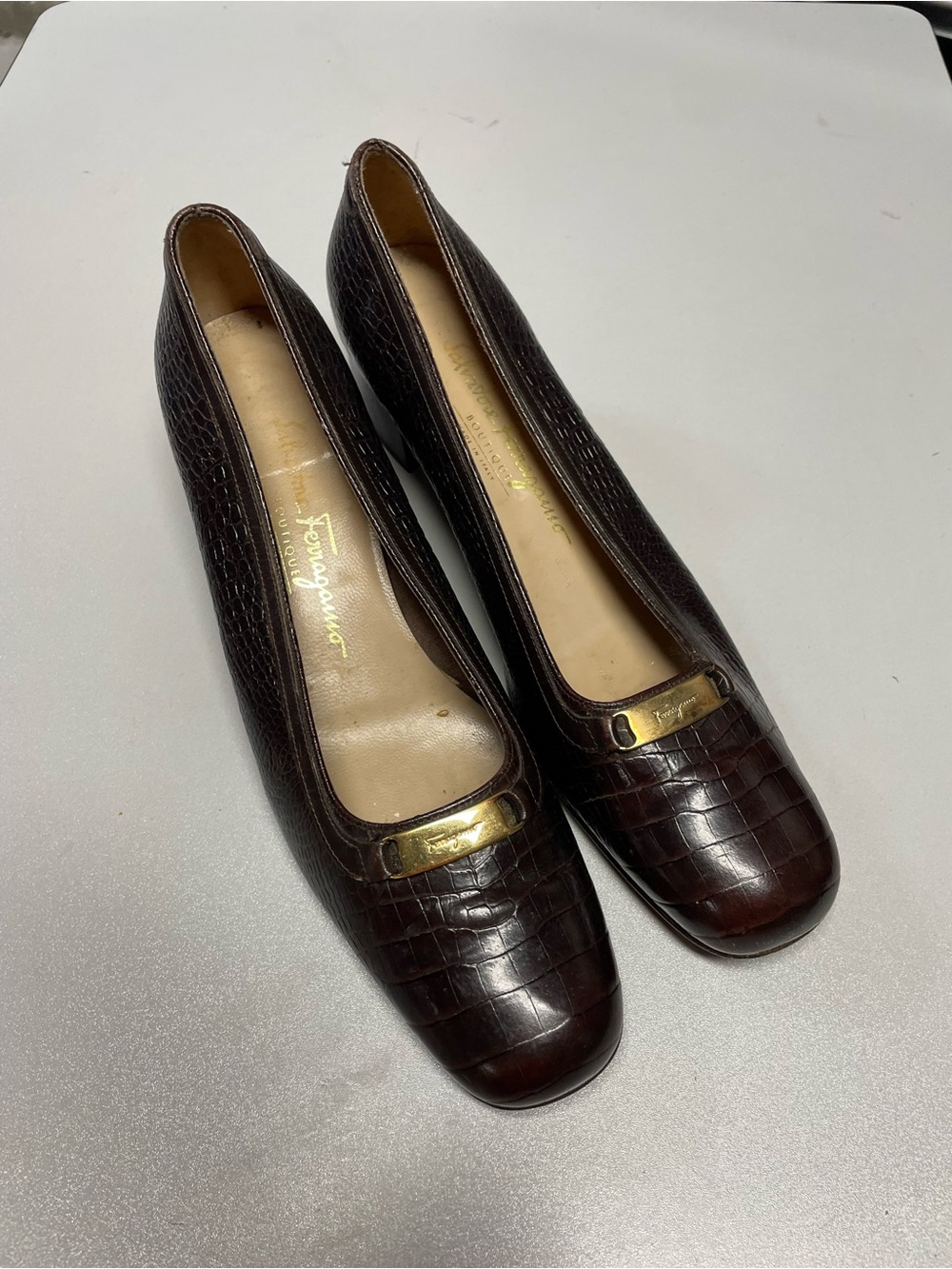 SALVATORE FERRAGAMO Women's Vintage Embossed Leather Pump Size 9